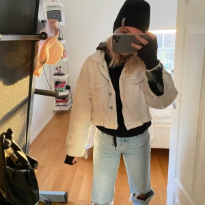 JACKA IFRÅN ZARA - Så mysig jacka ifrån Zara i storlek M. Den är ju dock kort i modellen så passar mig bra som är en XS/S!! Den är i väldigt fint skick och har ett så mysigt tyg inne, se bild 3.