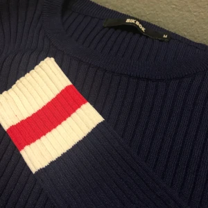 Stickad tröja - En stickad tröja som har använts 1 gång. Perfekt skick och köpt på bikbok. Storleken är M men sitter också bra på mig som bär S. 