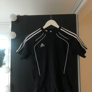 Svart T-shirt adidas  - Bra skick. Retro och unik. Storlek 152 men passar XS. 