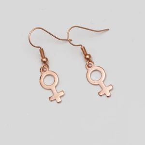 Kvinnosymbol rosé - Fina roséguldfärgade örhängen med kvinnosymbolen. Finns även som guldfärgade och silverfärgade. Nickelfria. 