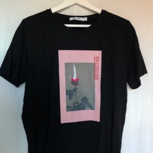 T-shirt - Oanvänd t-shirt ifrån NA-KD storlek XL 