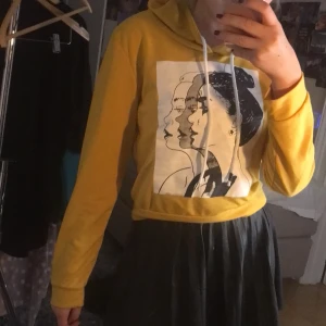 Gul hoodie med tryck! - Superskön gul hoodie med coolt tryck!