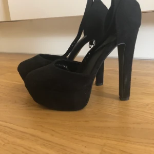 Nelly heels - Klackar från Nelly, använda 1 gång. Klackhöjd 13cm