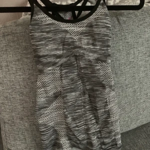 Tränings linne från Hunkemöller  - Gråmelerat linne med inbyggd sport-bh från Hunkemöller. Endast använd ett fåtal gånger så fint skick. Storlek XS 