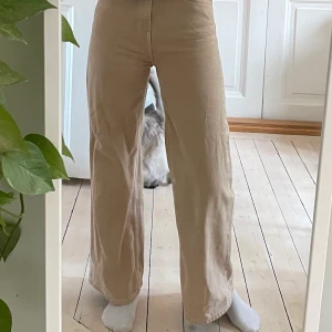Beigea jeans från Weekday storlek W 26 L 30! - Jättesnygga jeans i modellen ACE från Weekday i storlek W 26 L 30 (motsvarar ungefär en storlek S, jag är 167 cm). Jag upplever inte att jag passar så bra i beige så det är därför jag säljer dem. Använts kanske 5 gånger totalt så väldigt fint skick. Köparen står för frakten som tillkommer 💖