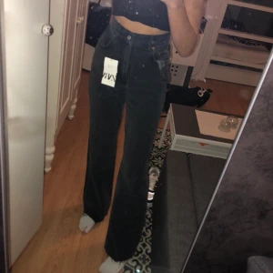 jeans från zara! - Säljer dessa supersnygga Wide leg jeans då jag råkade beställa fel storlek! Sitter supersnyggt på och är jättesköna, ganska långa i benen men funkar på mig som är 1,65! gratis frakt🤍 aldrig använda bara testade💘