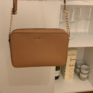 Michael Kors Jet Set Travel Crossbody - Äkta Michael Kors-väska. Kvitto samt orginalkartong finns kvar. Nypris 1.945kr. Några mindre fläckar som knappt syns, annars i bra skick🌸 