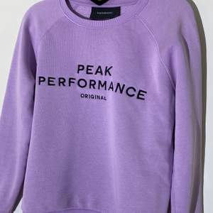 Säljer en lila sweatshirt från Peak Performance jag inte använder.. Den är i storlek S och sparsamt använd, inga fläckar eller nötta muddar.