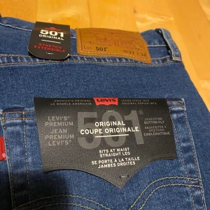 Levis 501 herr, helt nya (lapparna kvar - Helt nya Levisjeans köpta i Levis-butiken i skrapan. Säljes då kvittot är borttappat och de sitter lite fel i storleken. Pris kan diskutteras. Tveka inte att höra av dig om du vill ha fler bilder, eller har frågor!                                                                                       /Pelle