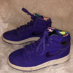 Nike jordans  - Säljer mina jordans då dom har blivit för små. Dom är i jättebra skick och knappt använda. Dock har dom en mindre fläck (se bild nr.3), därav det låga priset. Strl 38,5 (uk 5). Hoppas att dom hittar en ny ägare!! Jag kan mötas upp i Stockholm eller frakta dom, men då betalar köparen för frakten. Endast seriösa köpare, kan även tänka mig att gå ner i pris vid en snabb affär. 