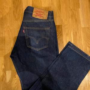 Jättefina Levi Strauss & co. jeans i perfekta blåa färgen! Modell 501, str 32/32. Små i storleken. Priset går att diskutera, frakten ingår ej. 