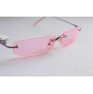 Trendiga retro solglasögon - Rosa retro solglasögon, 70kr (+ 11kr frakt). Budgivning sker i kommentarerna.      DM för mer bilder. Budning avslutas fredag 20/11. 