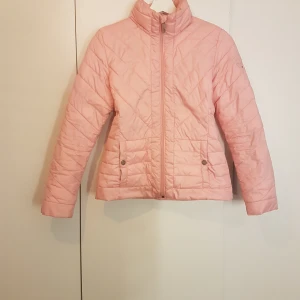 Tommy Hilfiger jacka - Rosa Tommy Hilfiger jacka i fint skick! Köpt i Stockholm. Jackan funkar jättebra inför vintern. Är lite åt det tunnare hållet men håller ändå värmen super bra! Nypris: 1460 SEK. Köparen står för frakten 