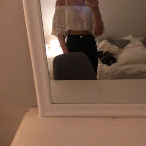 Of Choulder Top - Fin top med ich spets detaljer orginalpris: 99kr