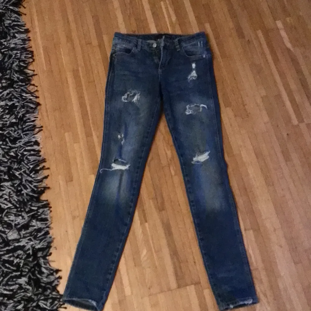 Strl:26 har hål på majoriteten av plagget om ni vill se av mer kan ni komma privat mid-waist . Jeans & Byxor.