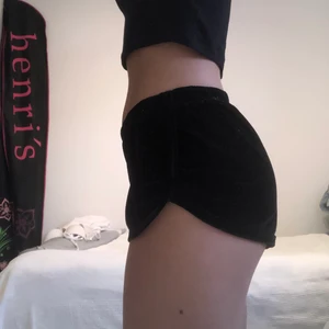 Brandy Melville velvet shorts  - Svarta velvet shorts från Brandy Melville. Använt ett fåtal gånger. One size men skulle säga att de är XS-S 