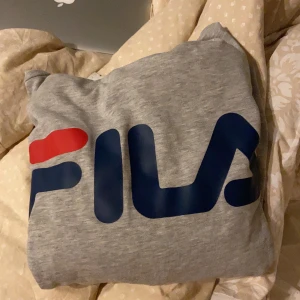Hoodie - Knappt använd fila hoodie, frakt tillkommer