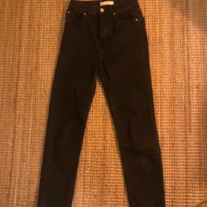 Gråa jeans  - Säljer dessa jättesnygga gråa jeans då de är för små. Modellen är straight i storlek 34. Köptes på Primark för några månader sen och de är i bra skick.  120kr+frakt