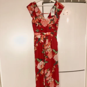 BIKBOK Jumpsuit  - Säljer en blommig jumpsuit från bikbok. Aldrig använd, prislapp kvar. Nypris 399kr väljer för 180kr. Köparen står för frakt 79kr. 