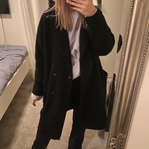 Carin Wester kappa  - Säljer nu min underbara carin Wester kappa, den är använd ett fåtal gånger därav jag säljer den då den inte kommit till användning tyvärr:( är 174cm lång. Kappan ny kostar 1000:- därav 700+frakt, vet inte vad frakten är.