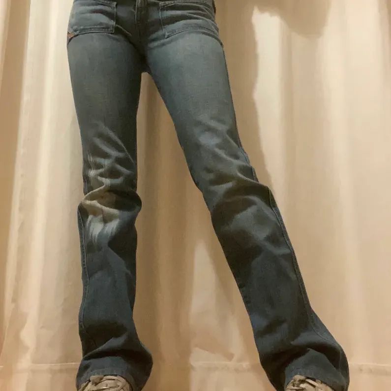 lånade bilder!säljer mina lågmidjade diesel jeans! de har ascoola detaljer med blekning/slitningar på vänster knä samt på ens fickan. modellen på bilden är 166 cm. :). Jeans & Byxor.