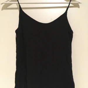 Svartlinne med smala axelband strl XS - Svartlinne med smala axelband. Storlek XS