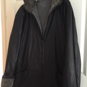  - Fin höstjacka, fodrar med flis. 
Använd någon gång. 
Frakt tillkommer.