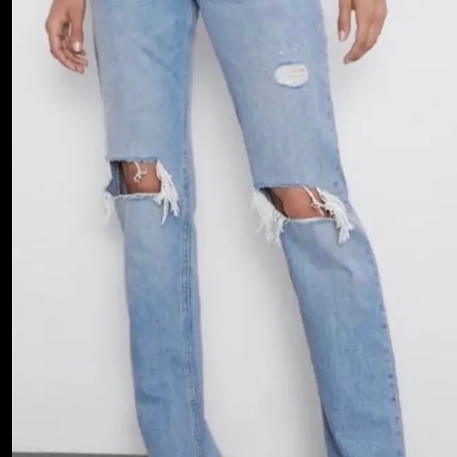 Säljer mina populära zara jeans pga att jag inte använder dom längre❤️ dom är i toppen skick och jag kan mötas upp i Stockholm eller frakta!! . Jeans & Byxor.