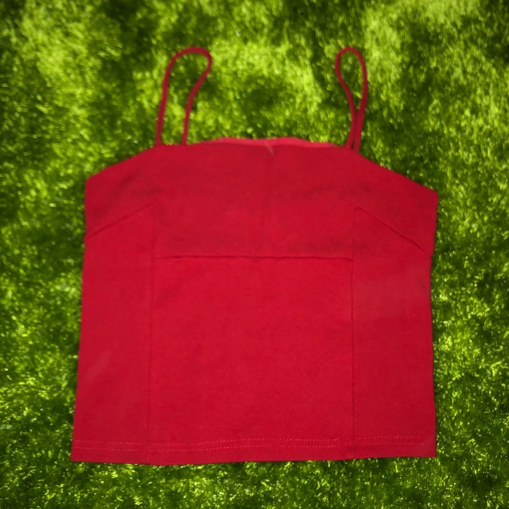Jättefint rött linne i aaaasbra kvalitet liksom från Bikbok. I väldigt bra skick❤️frakt tillkommer på typ 44kr eller 22kr🥰. Toppar.