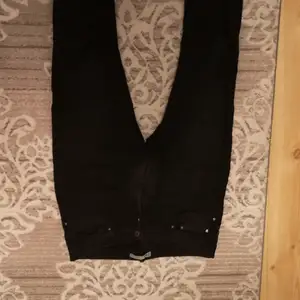 Svarta jeans från Zara i storlek 42.