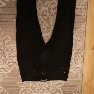 Svart slimmad jeans för män från Zara!  - Svarta jeans från Zara i storlek 42.