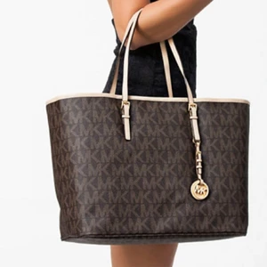  - • Väska från Michael Kors
• 1år gammal
•Använd Max 5ggr 
• Nytt pris 2700kr