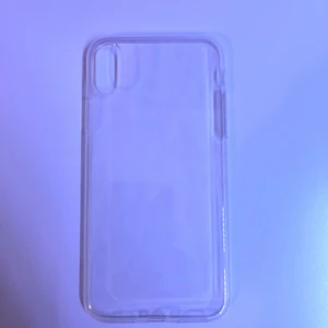 IPhone X/Xs genomskinligt skal - Ett genomskinligt skal som är i gummin/silikon material, säljer då jag aldrig har använt den och har redan ett annat! Köpte för mycket dyrare därför säljer jag för 30