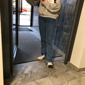 Jeans med slits - Blå jeans med slits vid ankeln. Det är min mammas gamla som tyvärr inte kommer till användning då dom är något stora för mig. Har klippt slitsen själv så har inte vikt in kanten och sedan sytt. För övrigt inga slitage på byxorna.