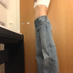 Monki oversized jeans - Ett par oversized jeans som har blivit aaningen för stora för mig, är annars sjukt bekväma. De är lite trasiga nertill eftersom de varit långa på mig (jag är 168). Själva storleken på jeansen är 28.