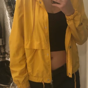 Gul jacka/hoodie - Jack liknande kofta. Väldigt bekvämt material. Köpt på H&M. För liten för mig nu men i bra skick.