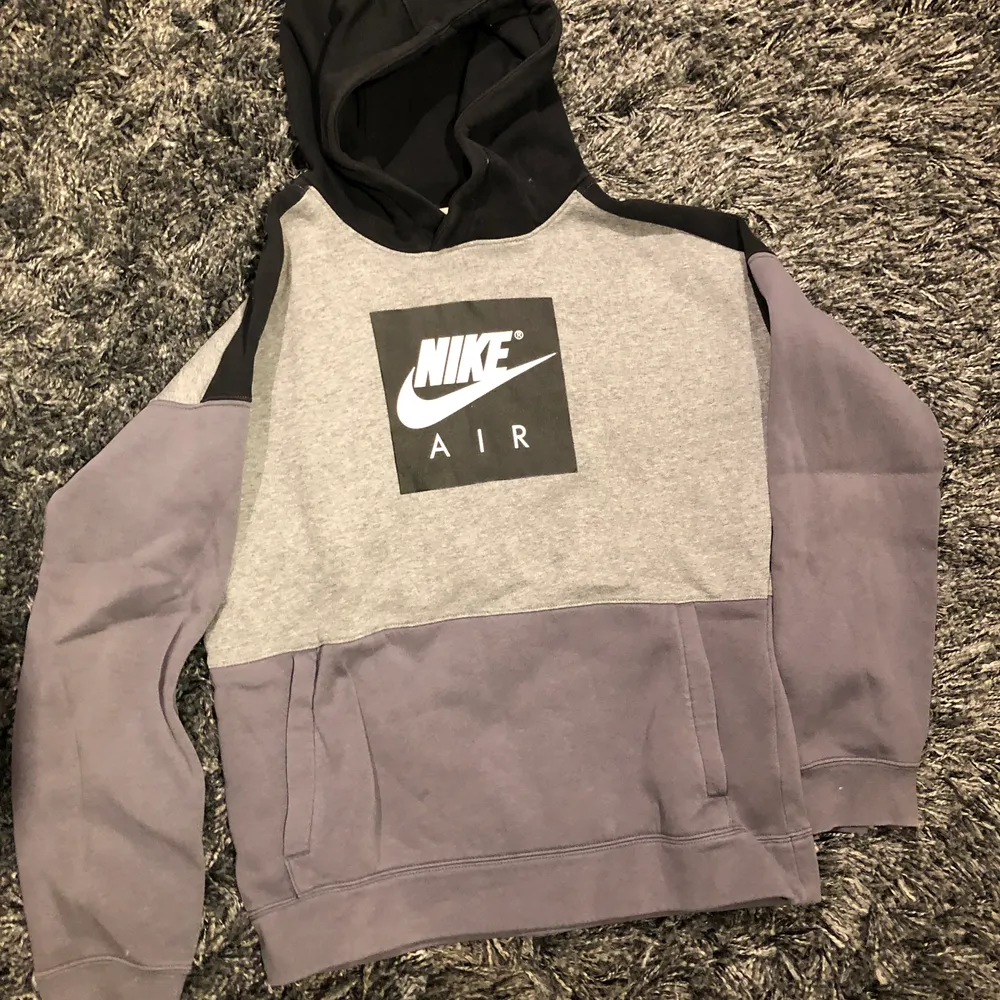 Grå Nike Hoodie i stl 158-170, 13-15 år. Hoodies.