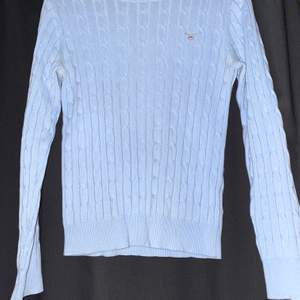 En kabelstickad tröja från Gant i storlek S. Den passar mig som är en S/M i tröjor då den är stretchig. Jättefin ljusblå färg och sparsamt använd. Köpt för 1099 och säljs för att den inte kommer till användning längre. 😋