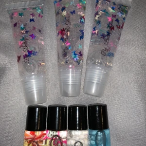 Läppglans - Säljer läppglans som även går att beställa på min Instagram by_butterflygloss! Innehåller vitamin E olja, grapeseedoil och kokosolja för att mjukgöra läpparna. Jag har varit väldigt noggrann med hygienen vid produktionen av dessa: uppsatt hår, tvättade tuber, handskar och spritad yta etc! Läppglanset känns väldigt mjukt på läpparna. Alla luktar tuttifrutti och finns i färgen clear. 30kr st❤️ Säljer även läppoljor i mini för 20kr st. Finns i clear och i blå! Innehåller små iskuber och fruktbitar för dekoration. Gåva medföljer vid köp💕