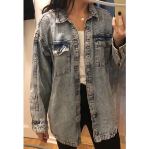 Skjortjacka från H&M - Märke : H&M  Typ : Jacka  Storlek : xs  Färg : Blå  Kroppstyp : Kvinna  Skick: begagnade