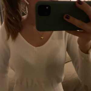 Stickad tröja från zara - En lite croppad tröja från zara, i bra sick💕