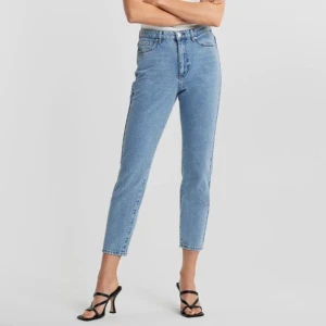 Blå mom jeans - Vanliga blå mom jeans från Gina tricot, säljer pga att de är för små. Har de i både storlek 34 och 36. 150kr+frakt💙