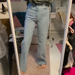 Zara raka jeans - Säljer dessa HELT oanvända jeans från Zara. De är i storlek 36