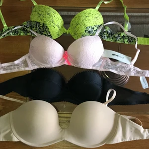 Bh-ar 75A - Säljer dessa supersöta bh-ar. Alla är i strl 75A förutom den beiga som troligtvis är en 70B/C och alla är pushup utom den svara. Lapp sitter fortfarande kvar på den rosa och gröna. Nypris 99kr, mitt pris 50kr/st. De som inte har lapp (svarta o beiga) är 20kr/st💗 Frakt tillkommer. OBS den rosa och gröna är sålda! 
