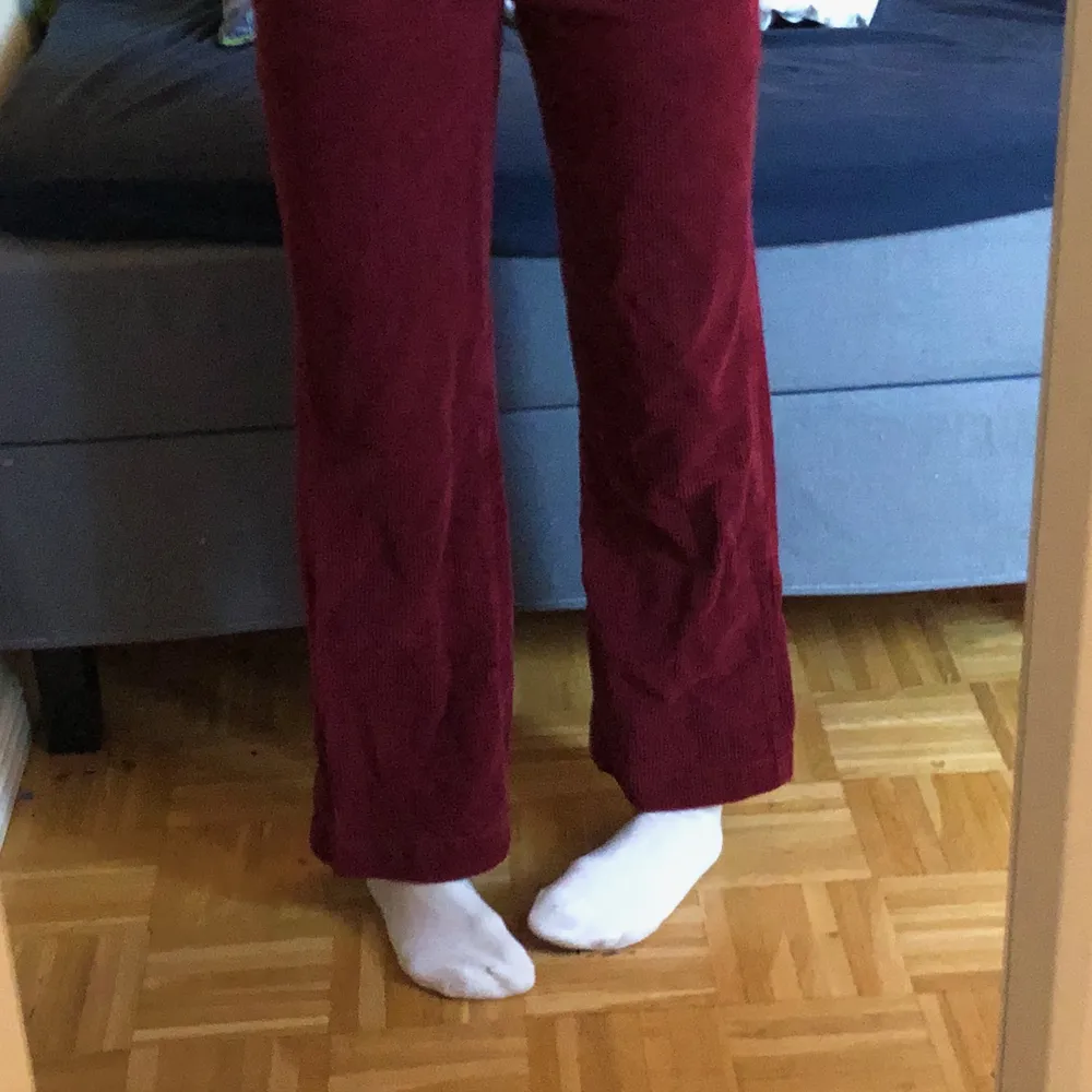 Röda manchesterbyxor som jag aldrig använt. Säljer då dom är lite för korta på mig (jag är 173cm)❤️ frakt tillkommer . Jeans & Byxor.