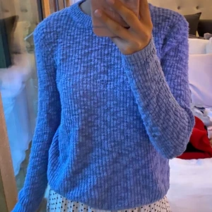 Blå stickad tröja från mango - Asfin stickad tröja i storlek XS från mango. Jätteskön och sticks inte. 100 kr plus frakt, köpte den för runt 300.