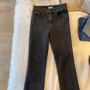 Ylva Kick Flare - Grå/svarta jeans, avklippta vid köp! ”Ylva Kick Flare” från Gina. Har storlek 38 i dessa (men är vanligtvis en 34/36a  så dom är små i strl). Inga defekter! Köpare står för frakten (65kr)