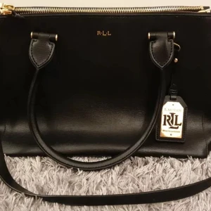 Väska från Ralph Lauren  - Väska från Ralph Lauren. Säljes pga köpt en ny liknande. Det finns några fläckar från smink i väskan därav billiga priset.