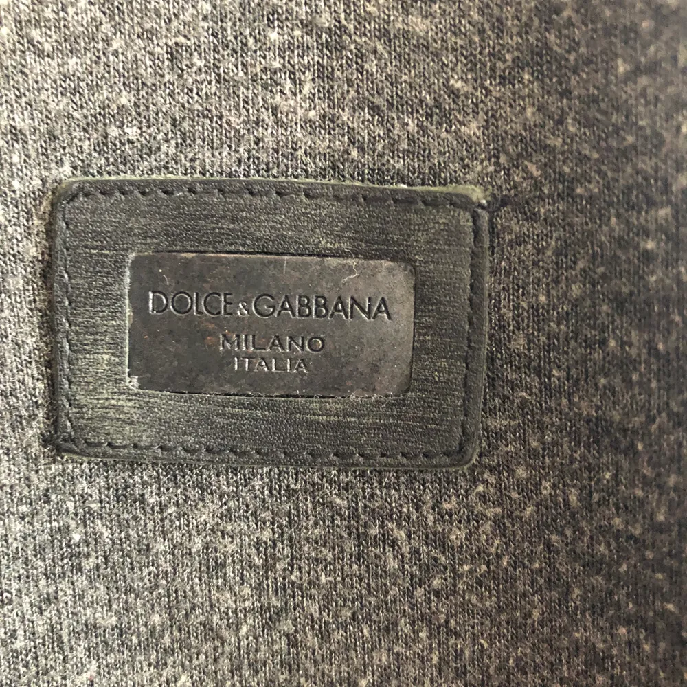 Grym tröja från D&G. Passar M (stor S eller liten L). . Tröjor & Koftor.