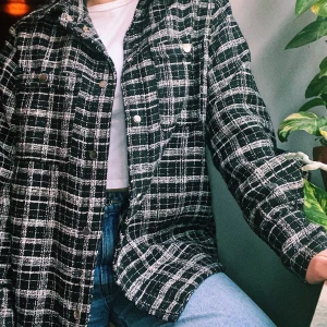 Rutig trendjacka!  - Säljer nu min rutiga jacka då den inte kommer till användning så mycket. Supersnygg modell och varm! Köparen står för frakten ❤️